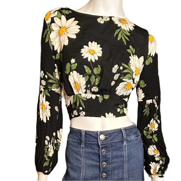 Forever 21 Black Daisy Print Crop Top Blouse Size Small - Picture 2 of 8